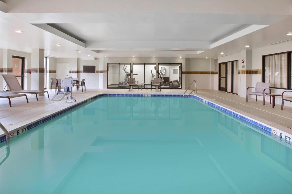 Bazén v ubytování Courtyard by Marriott Somerset nebo v jeho okolí