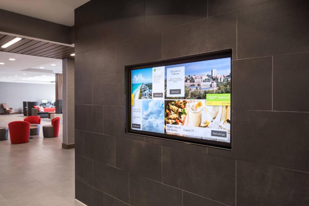TV a/nebo společenská místnost v ubytování Courtyard by Marriott Pullman