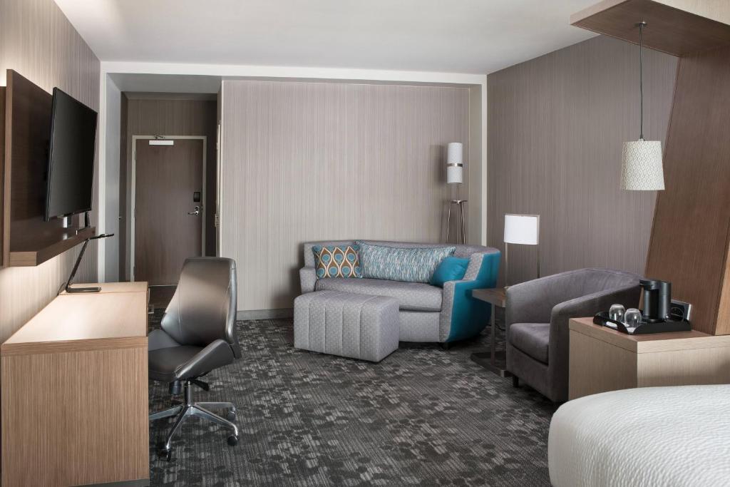 TV a/nebo společenská místnost v ubytování Courtyard by Marriott Pullman