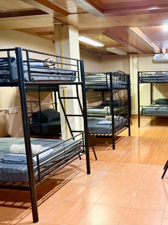 Postel nebo postele na pokoji v ubytování Chang Hostel Patong Phuket