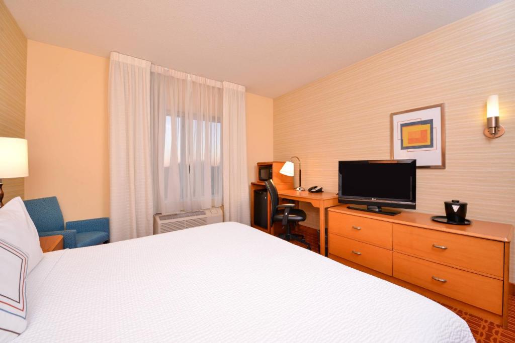 TV a/nebo společenská místnost v ubytování Fairfield Inn & Suites White Marsh