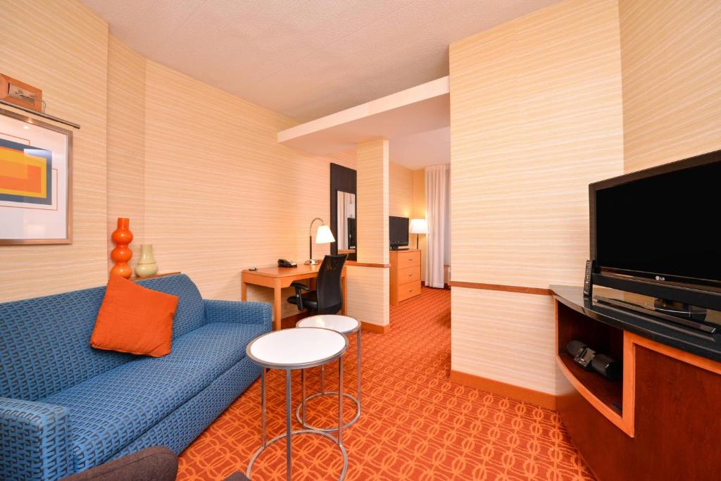 TV a/nebo společenská místnost v ubytování Fairfield Inn & Suites White Marsh