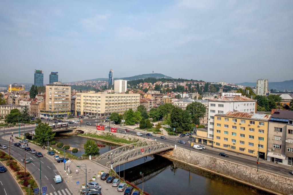 Nespecifikovaný výhled na destinaci Sarajevo nebo výhled na město při pohledu z hotelu