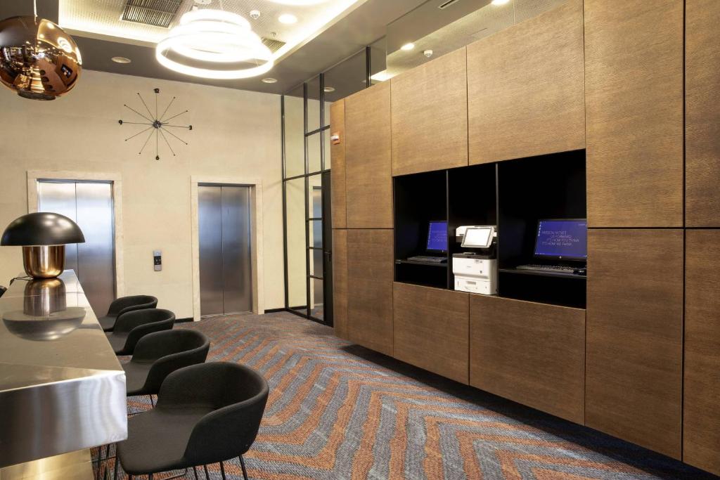 Kuchyň nebo kuchyňský kout v ubytování Courtyard by Marriott Sarajevo