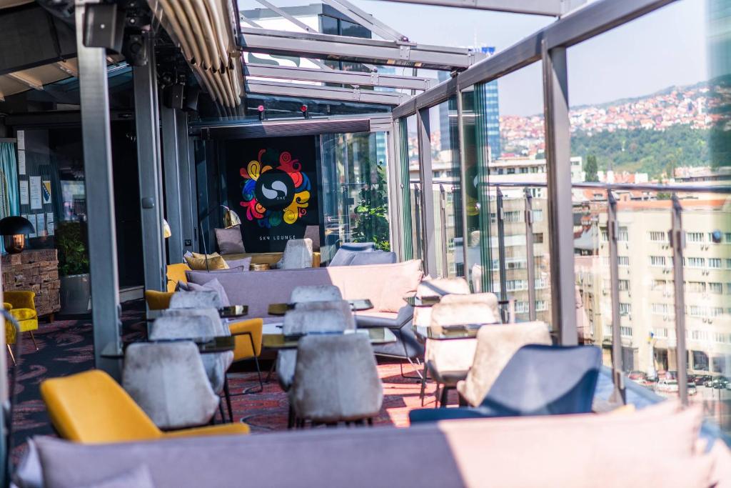 Posezení v ubytování Courtyard by Marriott Sarajevo