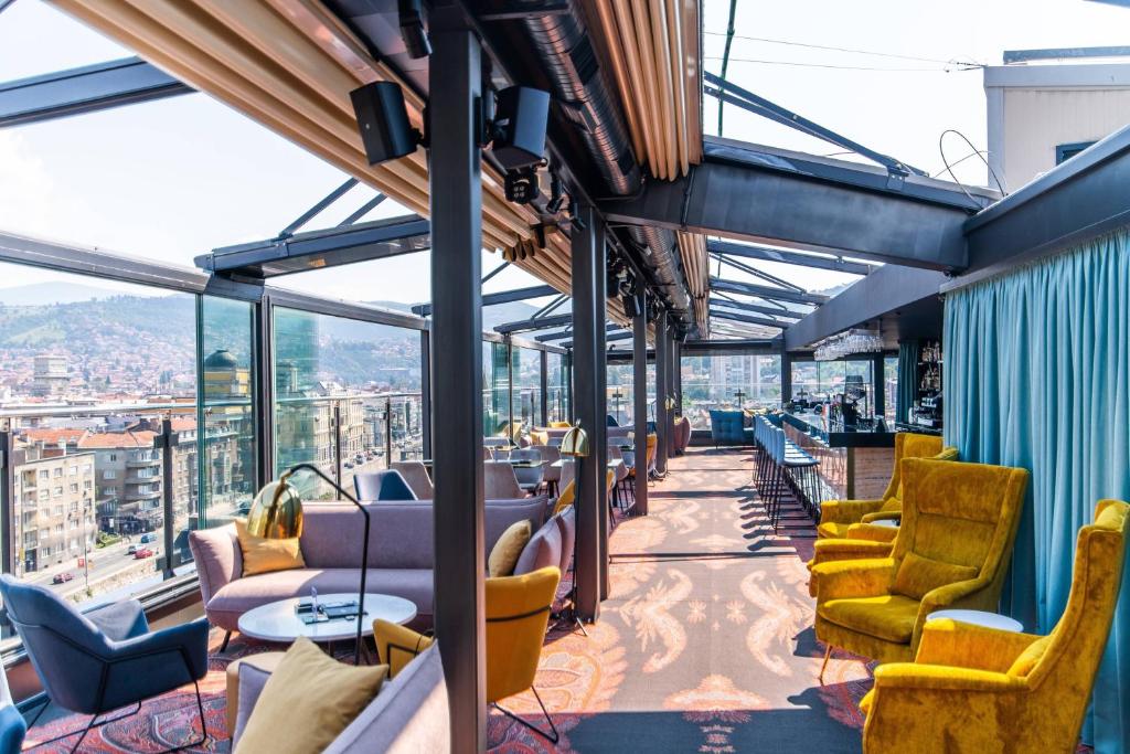 Posezení v ubytování Courtyard by Marriott Sarajevo
