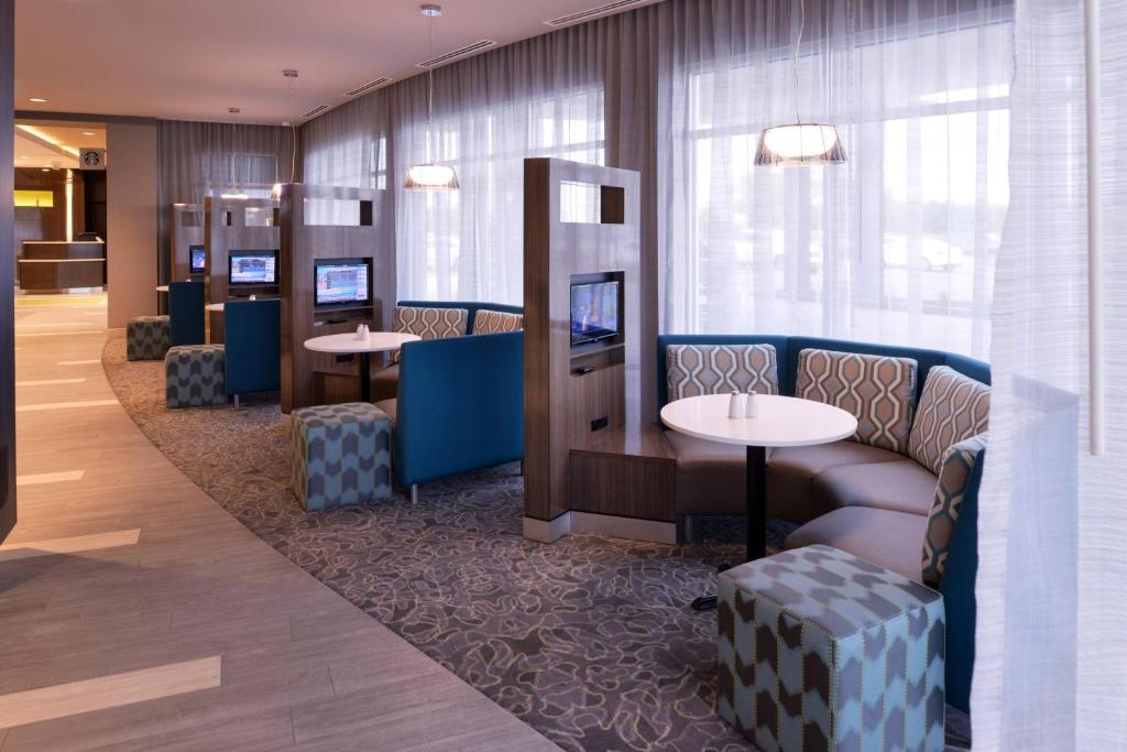 Courtyard by Marriott Saskatoon Airport - Resim 6