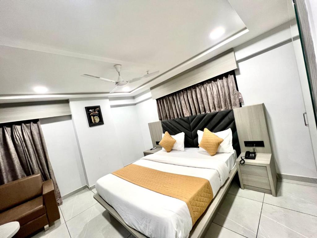 Postel nebo postele na pokoji v ubytování Hotel Shaligram Inn