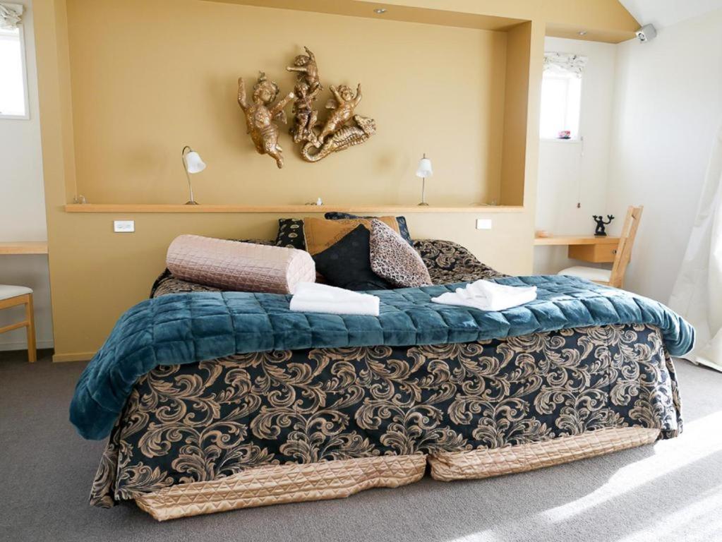 Postel nebo postele na pokoji v ubytování Vibrant Living Retreat