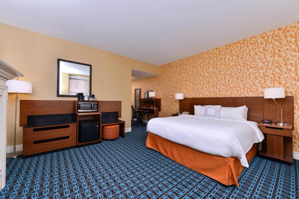 Postel nebo postele na pokoji v ubytování Fairfield Inn & Suites by Marriott Albany Downtown