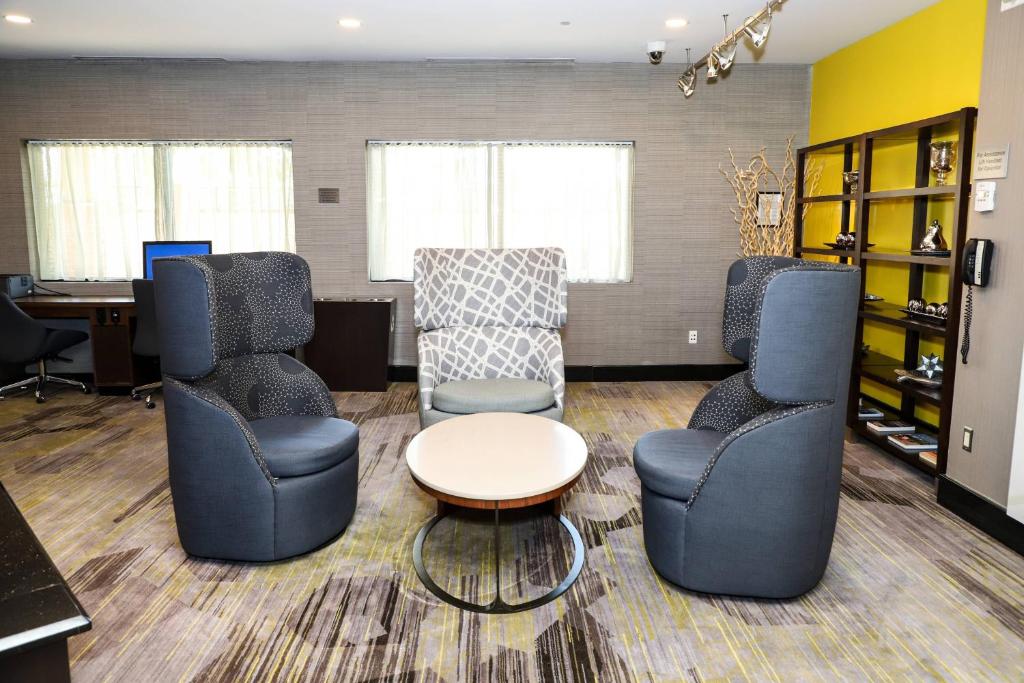 Posezení v ubytování Courtyard by Marriott Toronto Brampton