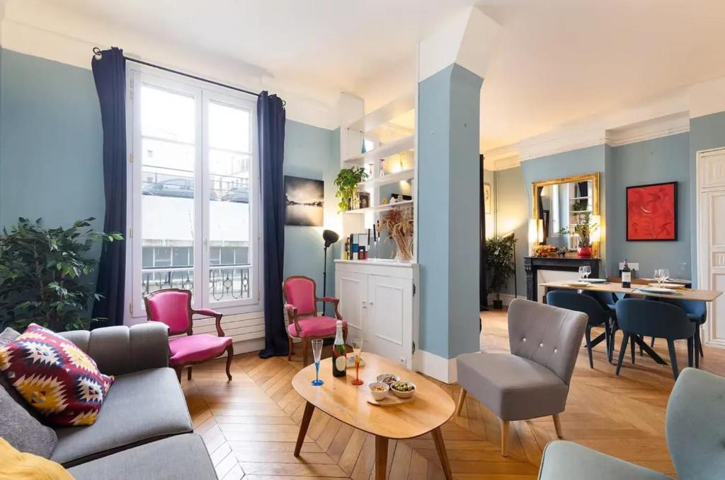 un salon avec un canapé et une table dans l'établissement Appartement moderne à Paris près des Champs-Élysées, à Paris
