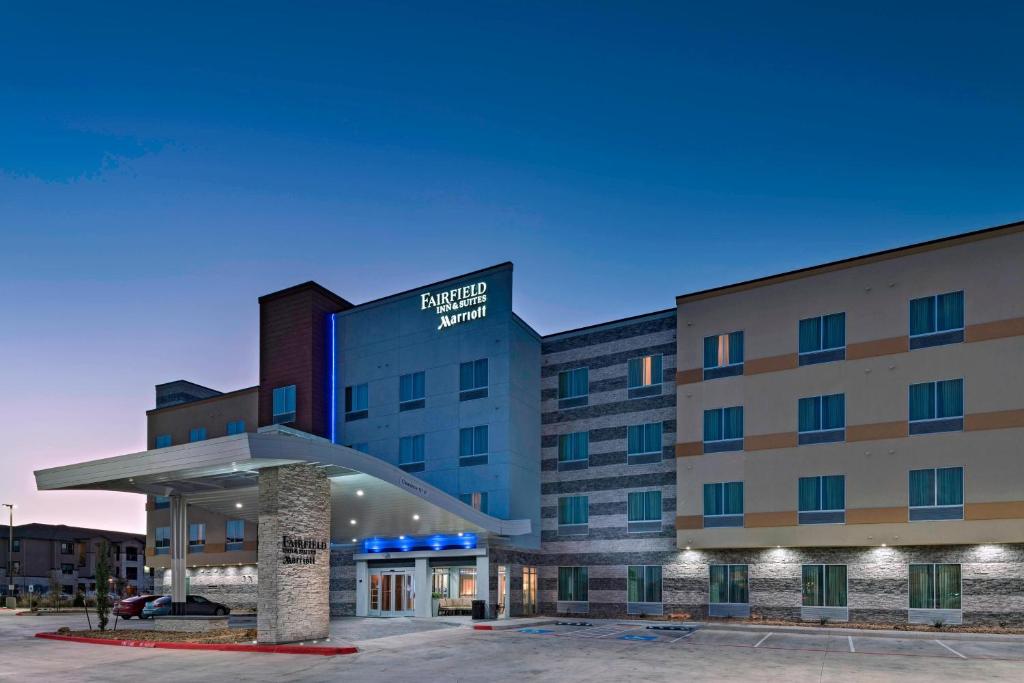 un rendimiento de un hotel con una gasolinera en Fairfield Inn &amp; Suites by Marriott Austin Buda, en Buda