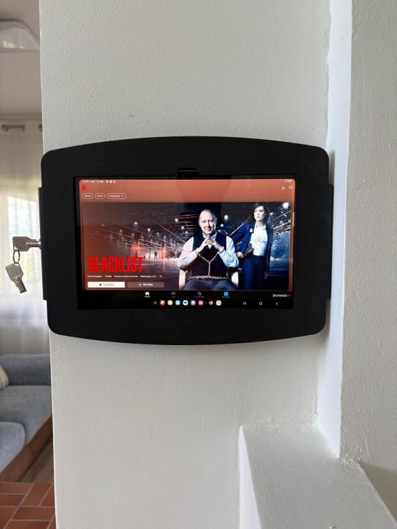 TV o dispositivi per l'intrattenimento presso La villa Azur classée 3 étoiles Moderne et Confortable à deux pas de la plage de l Anse à l Ane Trois Îlets - Service Petit Dej sur demande