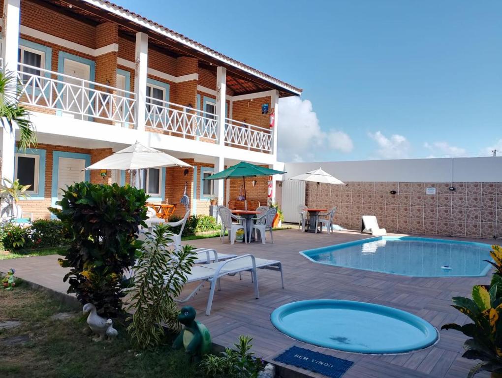 een patio met een zwembad en een huis bij Torre do Sol in Praia do Frances