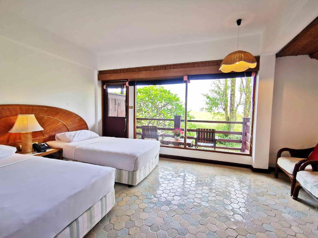 Postel nebo postele na pokoji v ubytování Rayong Resort Hotel โรงแรมระยองรีสอร์ท
