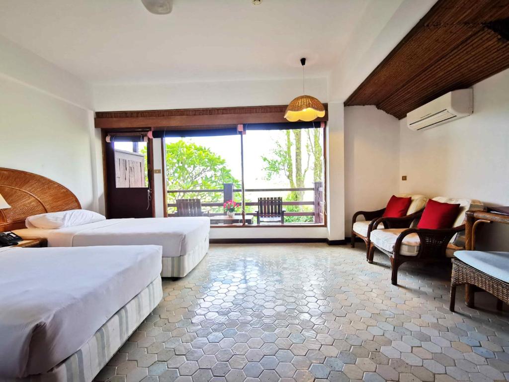 Postel nebo postele na pokoji v ubytování Rayong Resort Hotel โรงแรมระยองรีสอร์ท