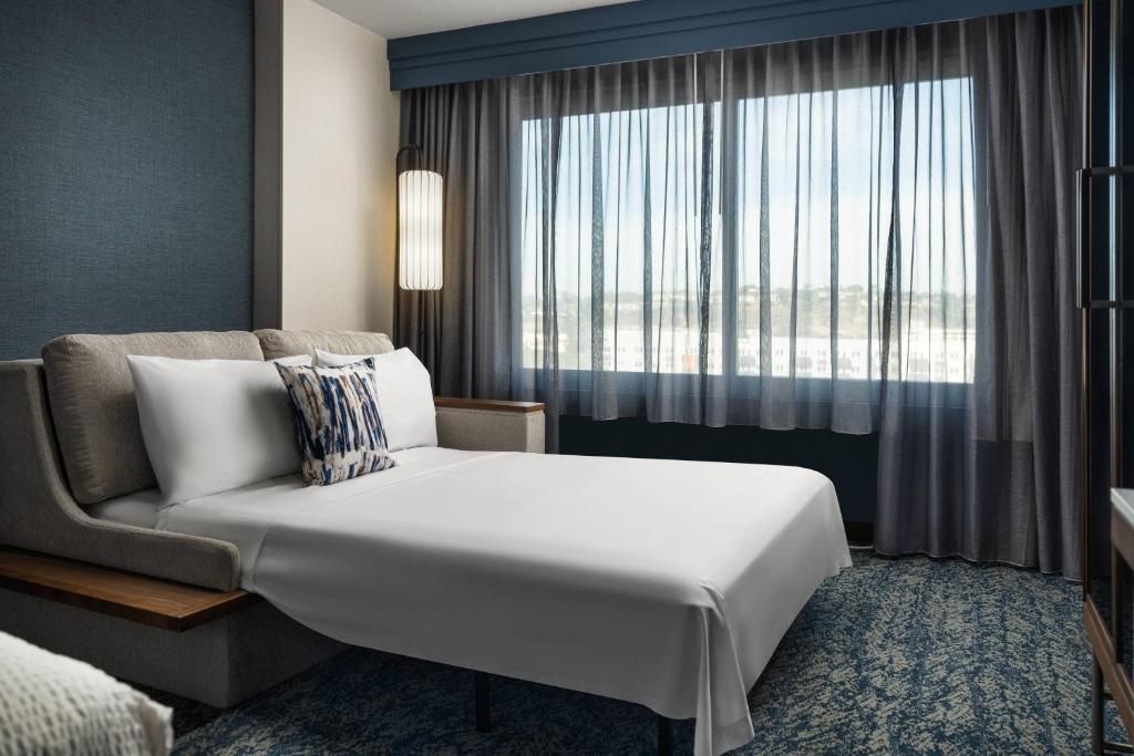 Courtyard by Marriott San Diego Mission Valley/Hotel Circle - King Room With Sofa Bed