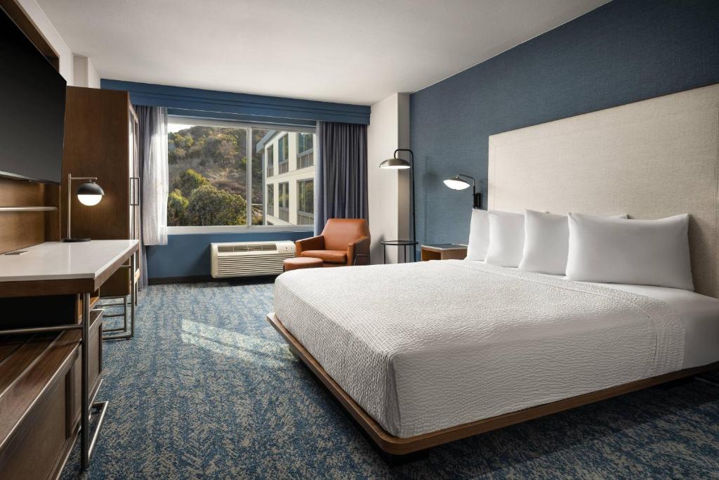 Courtyard by Marriott San Diego Mission Valley/Hotel Circle - King Suite With Sofa Bed