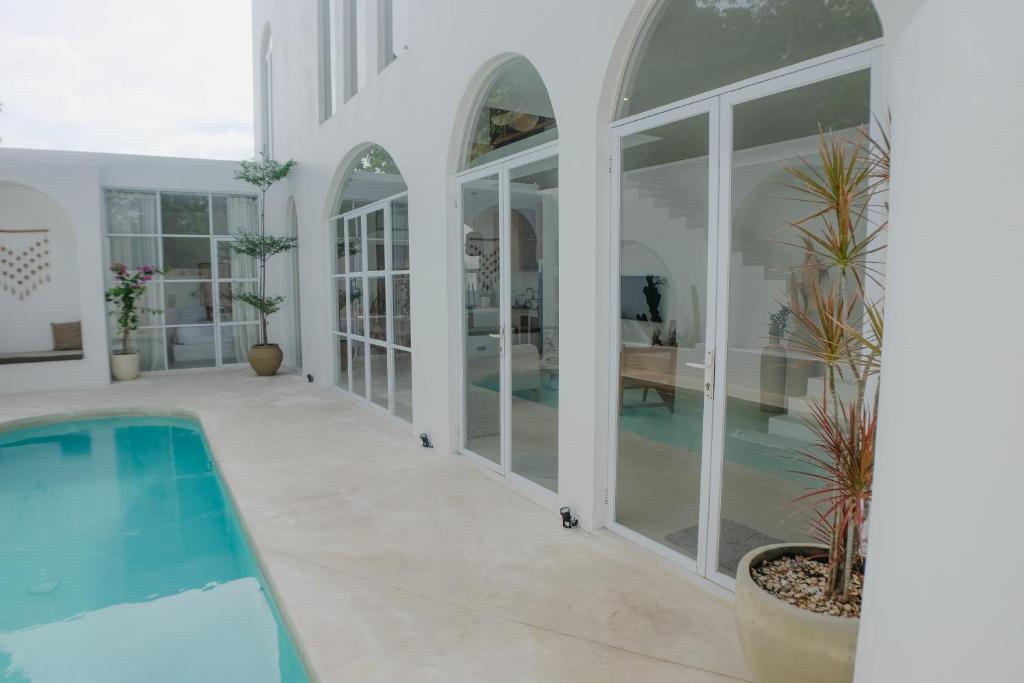 Πισίνα στο ή κοντά στο Close to Jimbaran Beach, 3BR with Private Pool