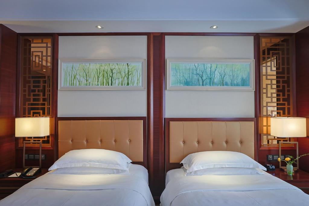 Expo Center Hotel - 2 Twin Beds Premium Lake View