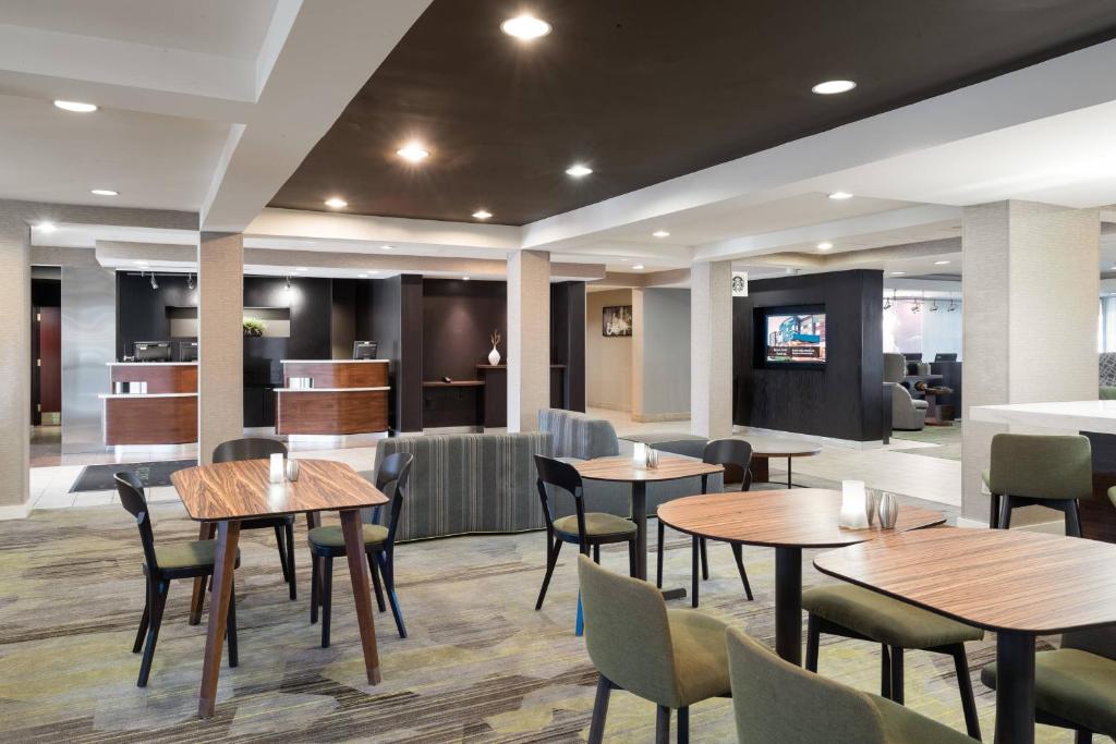 Posezení v ubytování Courtyard by Marriott Princeton