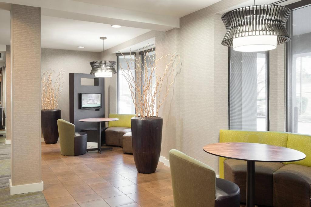 Posezení v ubytování Courtyard by Marriott Princeton