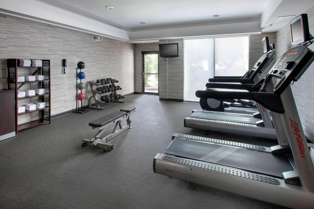 Fitness centrum a/nebo fitness zařízení v ubytování Courtyard by Marriott Princeton