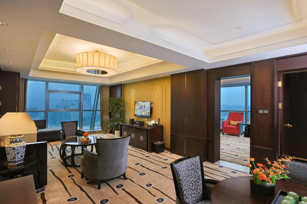 Expo Center Hotel - 1 King One Bedroom Suite Lake View