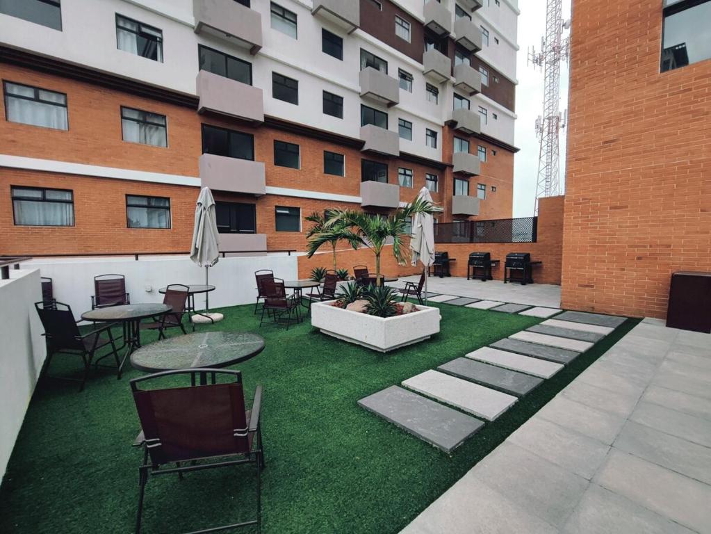a courtyard with chairs and tables in a building at Departamento zona 12 Guatemala in Boca Monte