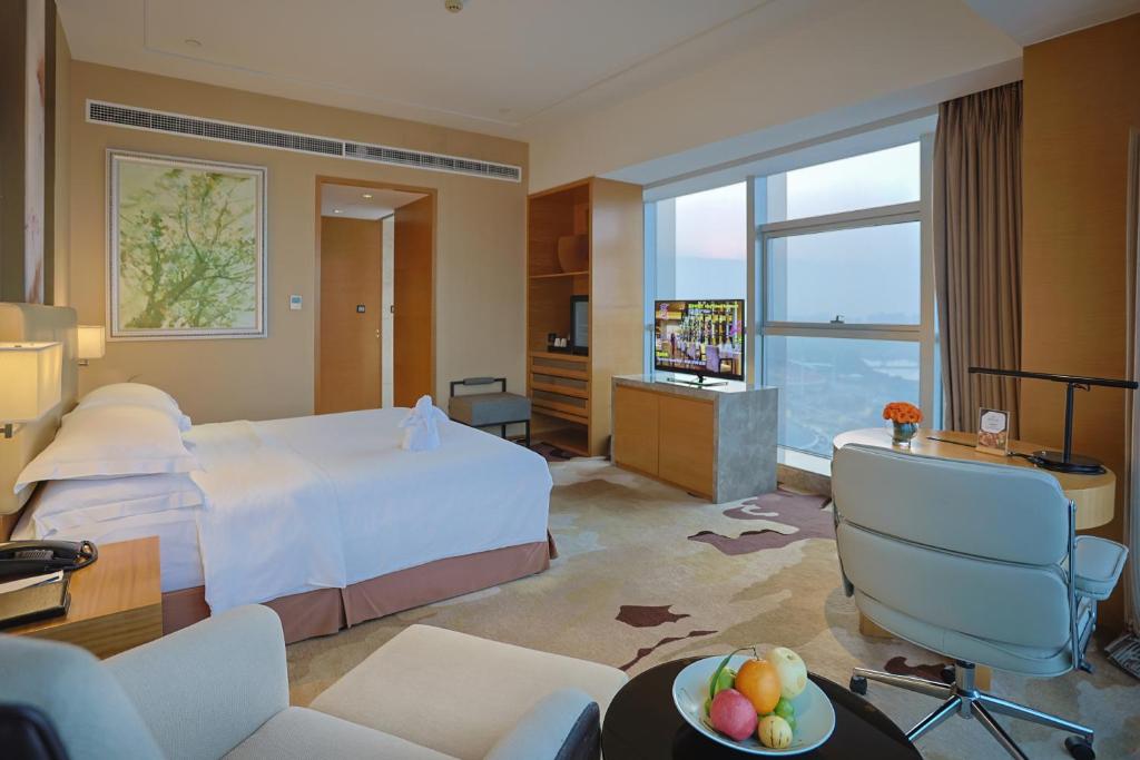 Expo Center Hotel - 1 King Bed Standard City View
