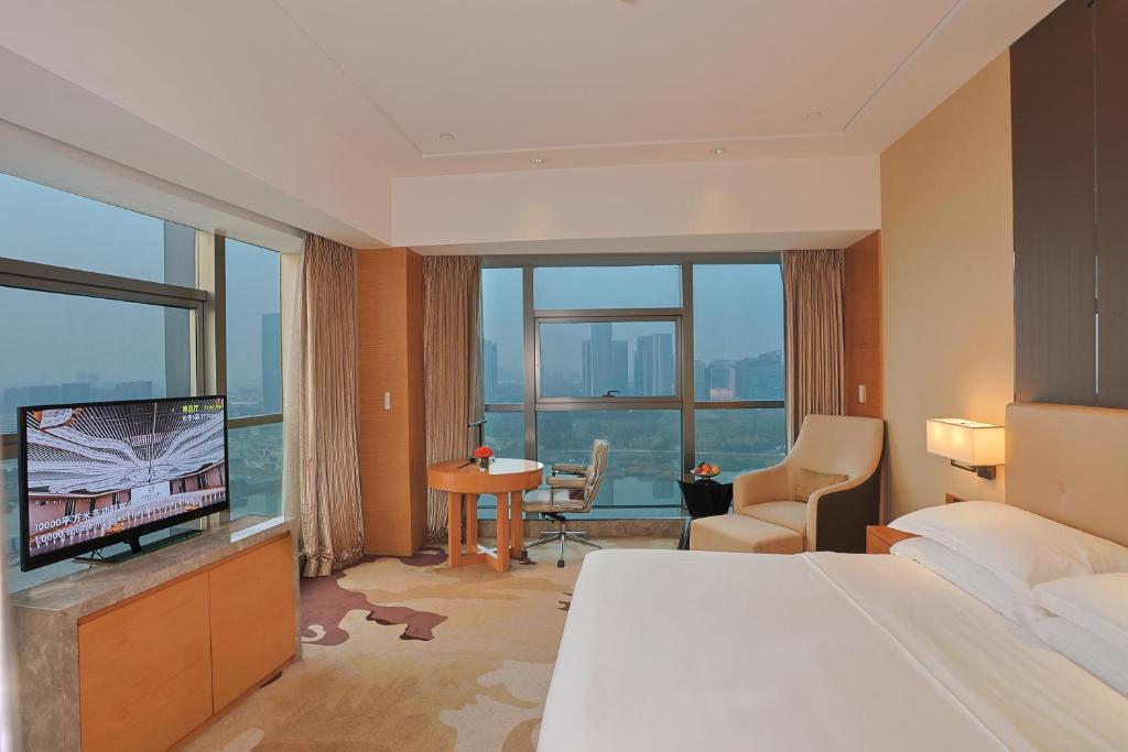 Expo Center Hotel - 1 King Bed Premium Lake View