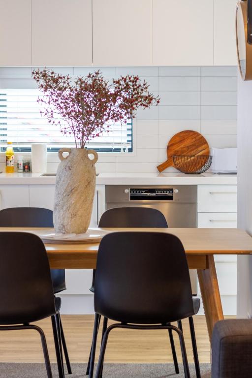 Beautiful home, Near CBD, Pet Friendly with Carpark - Resim 12