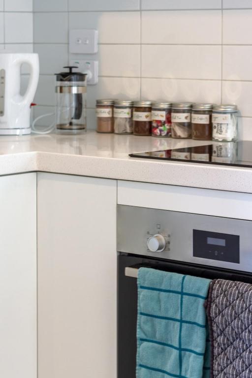 Beautiful home, Near CBD, Pet Friendly with Carpark - Resim 14