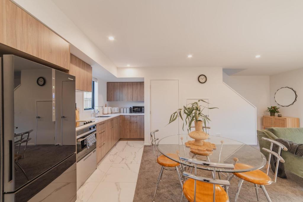 Designer 2BR Flat - Outdoor Sitting & Cozy Ambiance - Resim 11