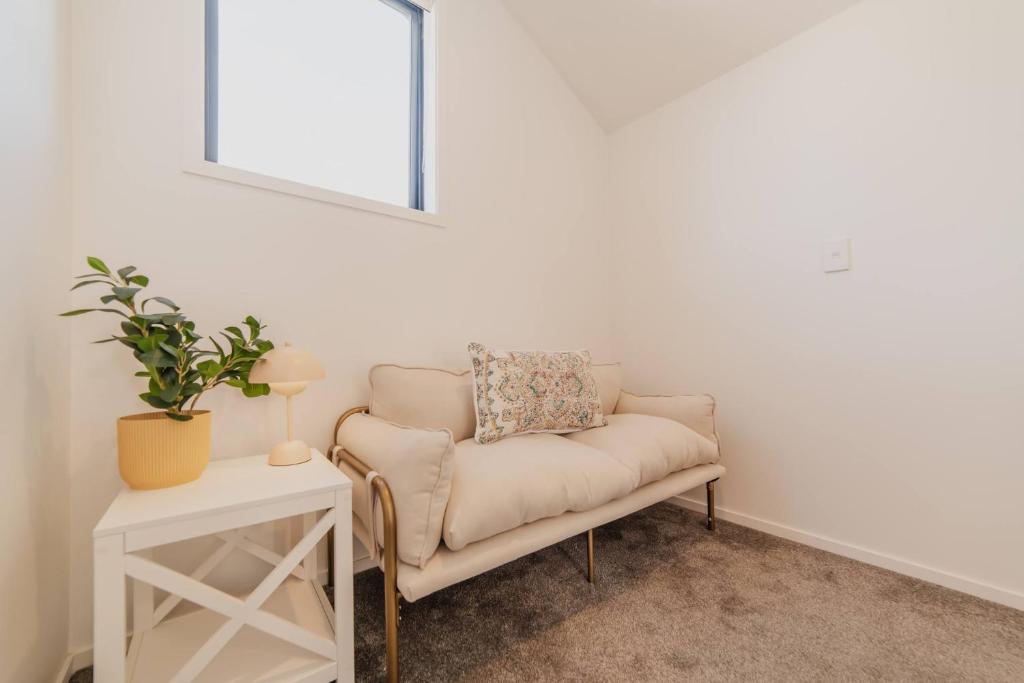 Designer 2BR Flat - Outdoor Sitting & Cozy Ambiance - Resim 15