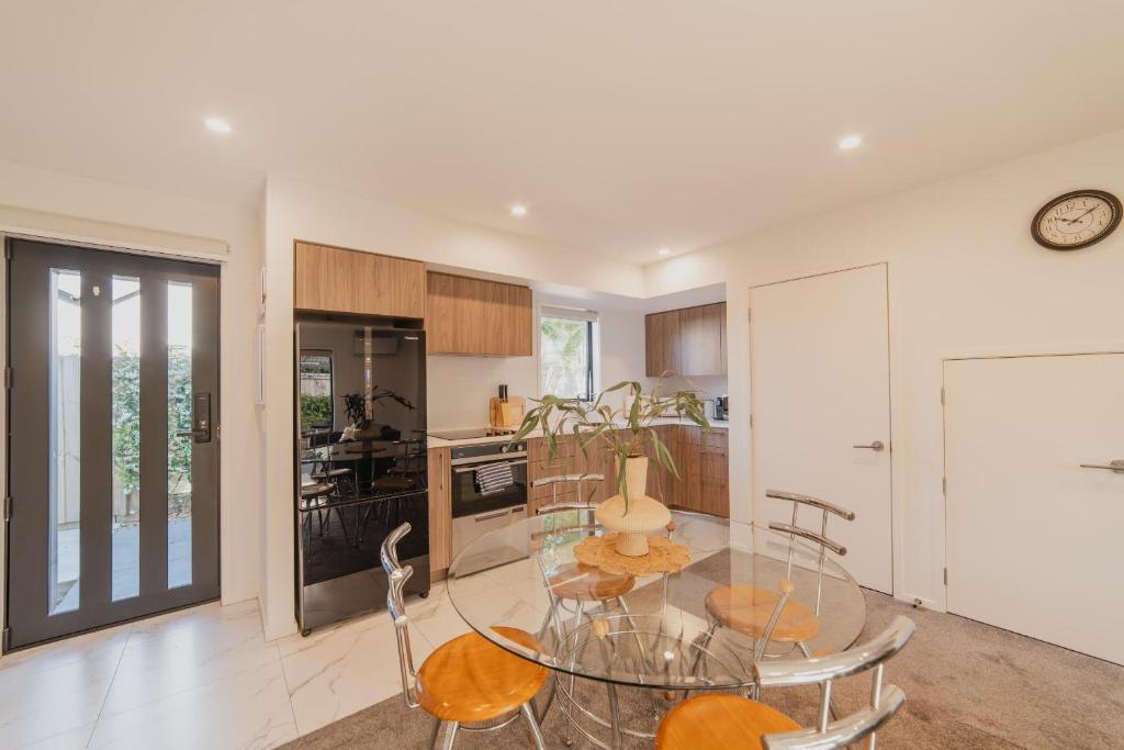 Designer 2BR Flat - Outdoor Sitting & Cozy Ambiance - Resim 24