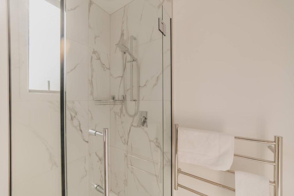 Designer 2BR Flat - Outdoor Sitting & Cozy Ambiance - Resim 8