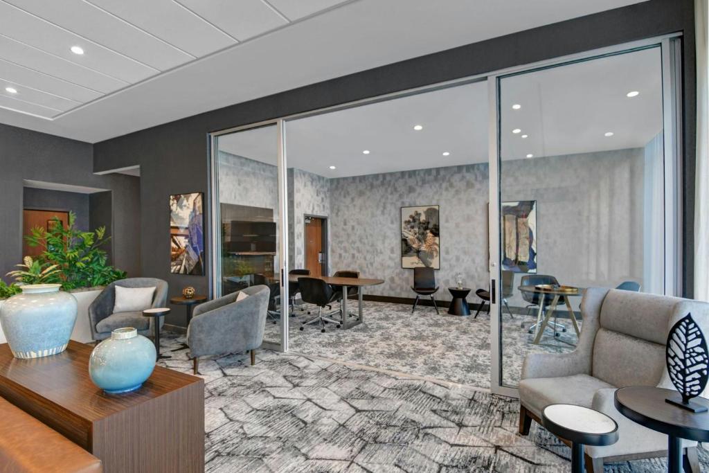 Posezení v ubytování Courtyard by Marriott Hamilton