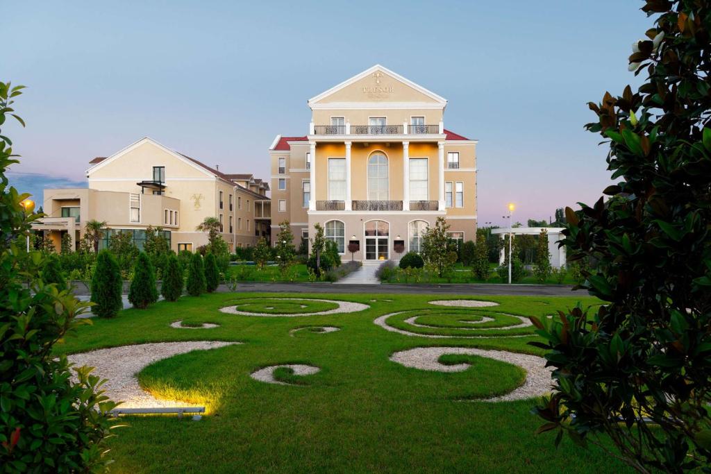 Tresor Le Palais Timisoara, Curio Collection by Hilton - Resim 1