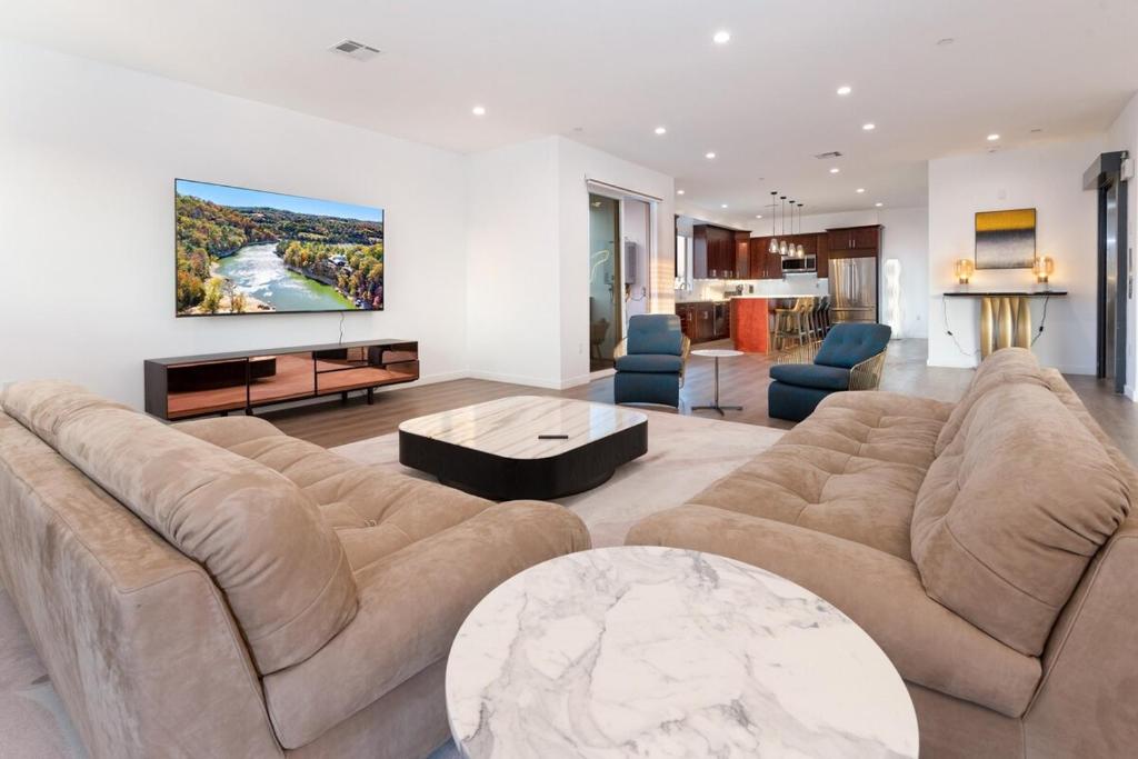 View of Ultimate Luxurious Penthouse with Private Balcony, Los Angeles (updated ...