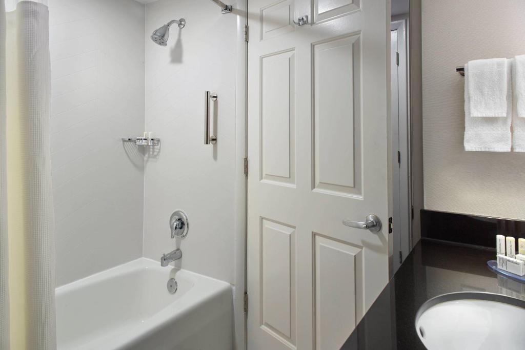 Fairfield by Marriott Inn & Suites Asheville Outlets - Queen Room With Two Queen Beds