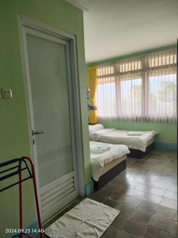 Postel nebo postele na pokoji v ubytování NTC Lembang by Kuncara PHM