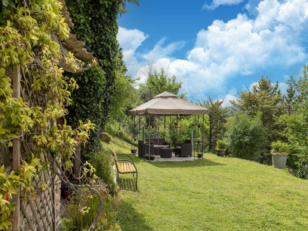 Vonkajšia záhrada v ubytovaní Graceful Holiday Home in Acqualagna with Swimming Pool