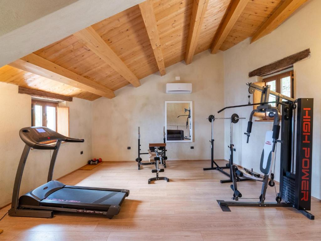 Posilňovňa alebo fitness centrum v ubytovaní Graceful Holiday Home in Acqualagna with Swimming Pool