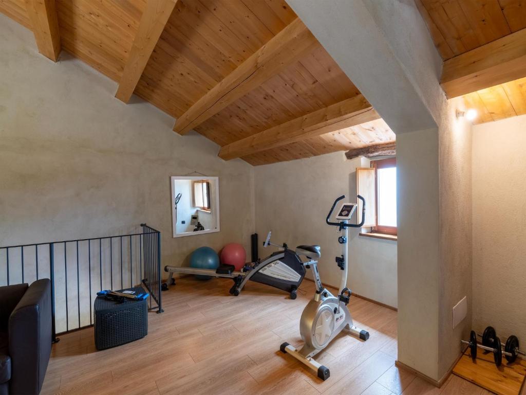 Posilňovňa alebo fitness centrum v ubytovaní Graceful Holiday Home in Acqualagna with Swimming Pool