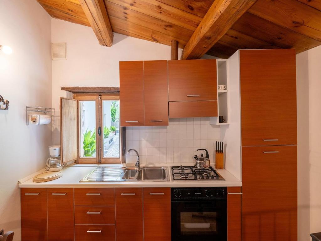 Kuchyňa alebo kuchynka v ubytovaní Graceful Holiday Home in Acqualagna with Swimming Pool