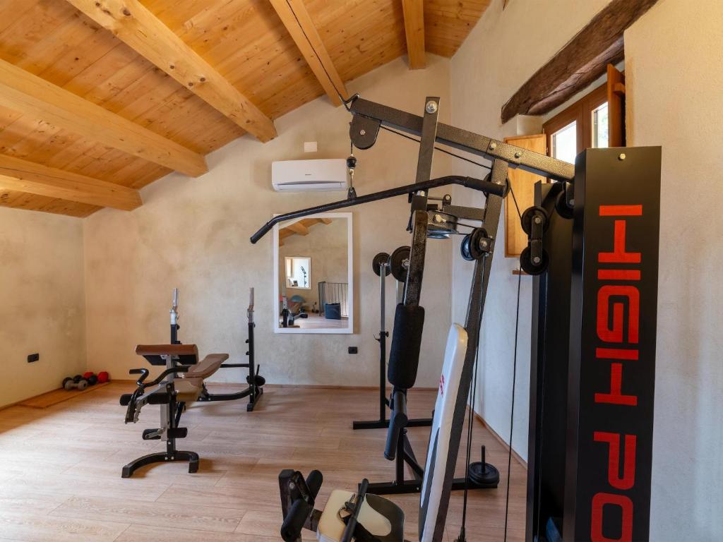 Posilňovňa alebo fitness centrum v ubytovaní Graceful Holiday Home in Acqualagna with Swimming Pool