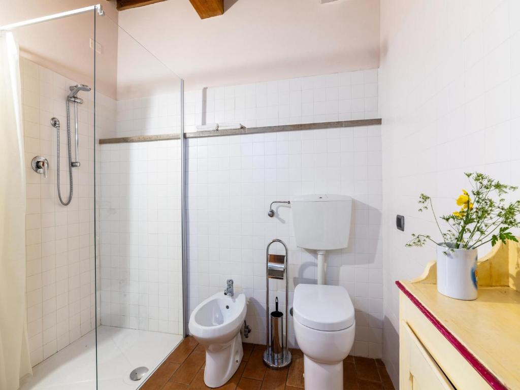 Kúpeľňa v ubytovaní Graceful Holiday Home in Acqualagna with Swimming Pool