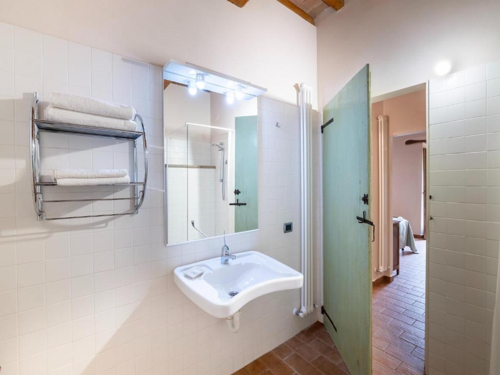 Kúpeľňa v ubytovaní Graceful Holiday Home in Acqualagna with Swimming Pool